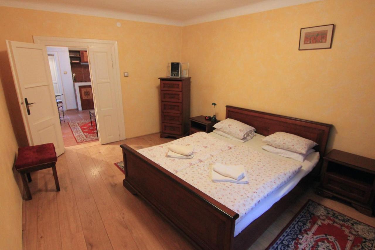 Cool 1 Bedroom Prokopska Apartment In Mala Strana Praga Exterior foto