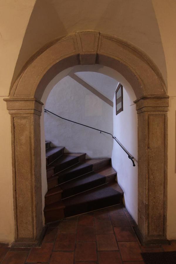 Cool 1 Bedroom Prokopska Apartment In Mala Strana Praga Exterior foto