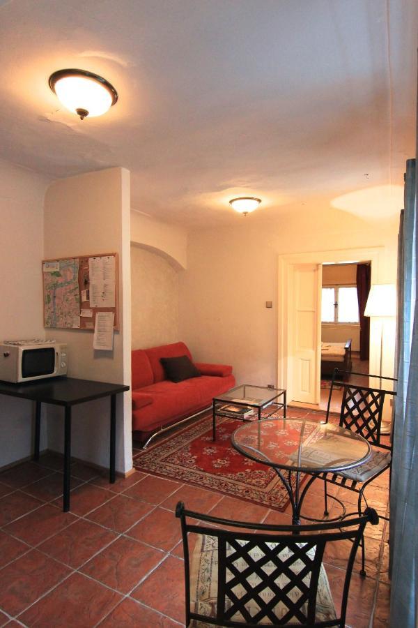 Cool 1 Bedroom Prokopska Apartment In Mala Strana Praga Exterior foto
